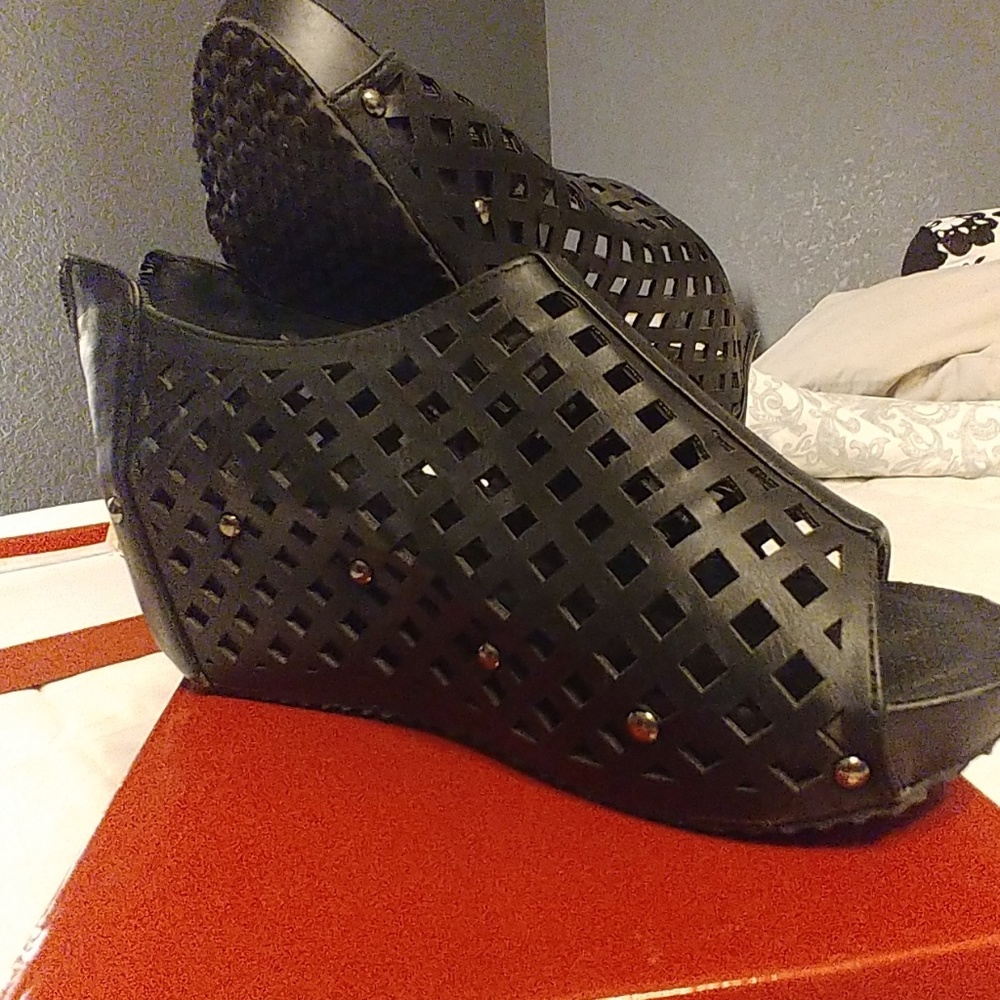 Shoes - Picture 3 of 4